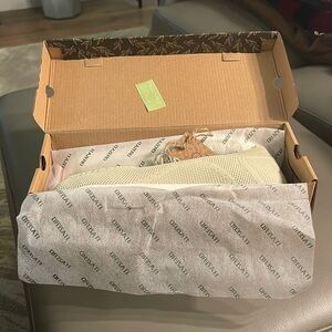 BRAND NEW Women’s Itazero beige loafers